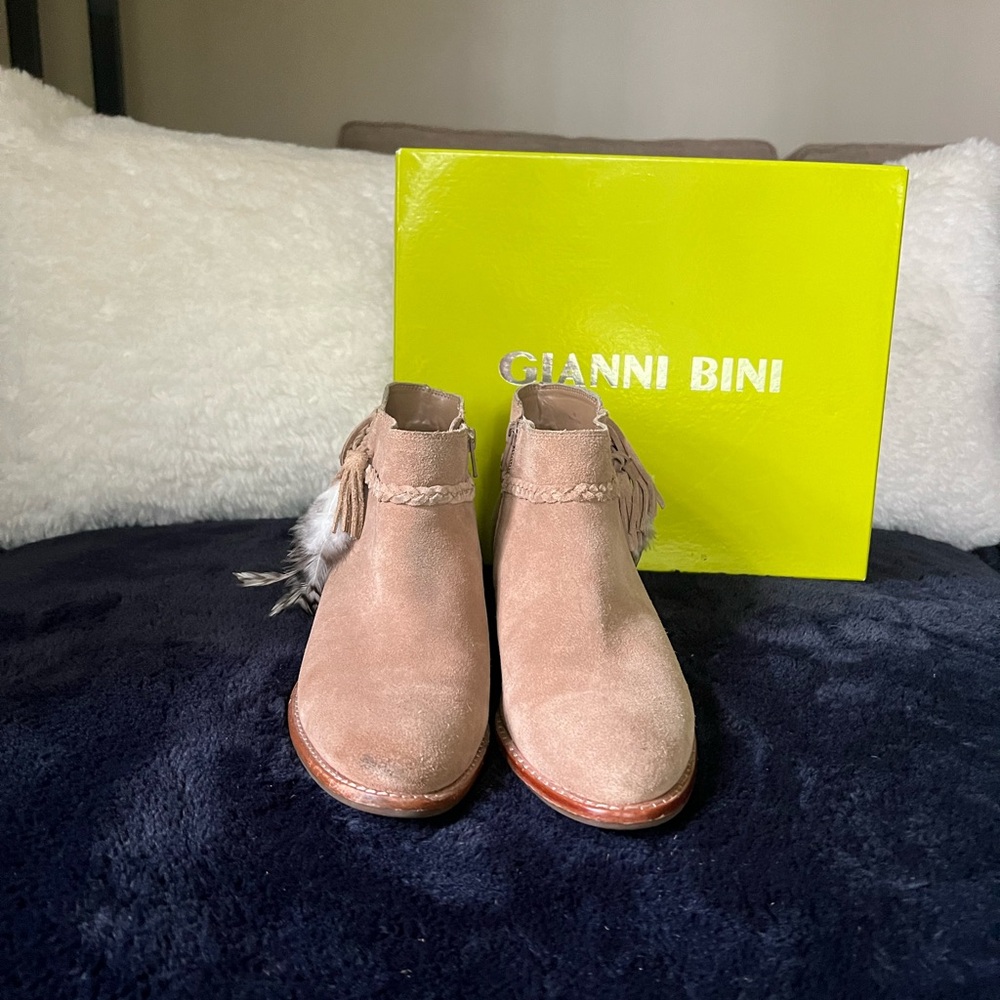 Booties Gianni Bini size 8 suede